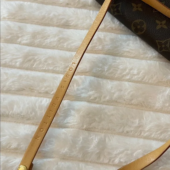 Louis Vuitton Classic Monogram Crossbody Bag - Picture 4 of 8